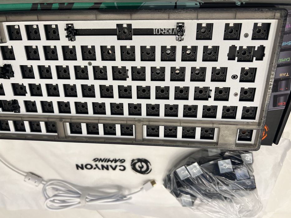 Механична клавиатура 980 DYI basis kit hot swappable, БЕЗ суичове