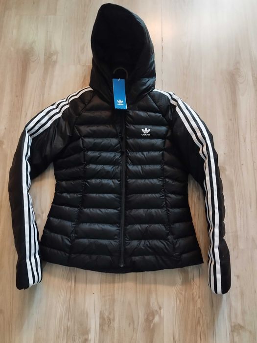 Продавам дамско яке Adidas