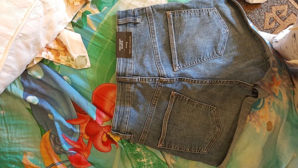 Vând pantaloni scurți