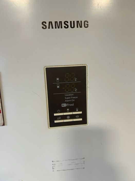Хладилник с фризер Samsung