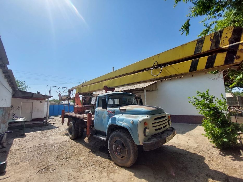 авто кран зил на ходу