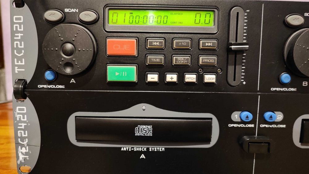 cd player dual pentru scenă Skytec Tec 2420