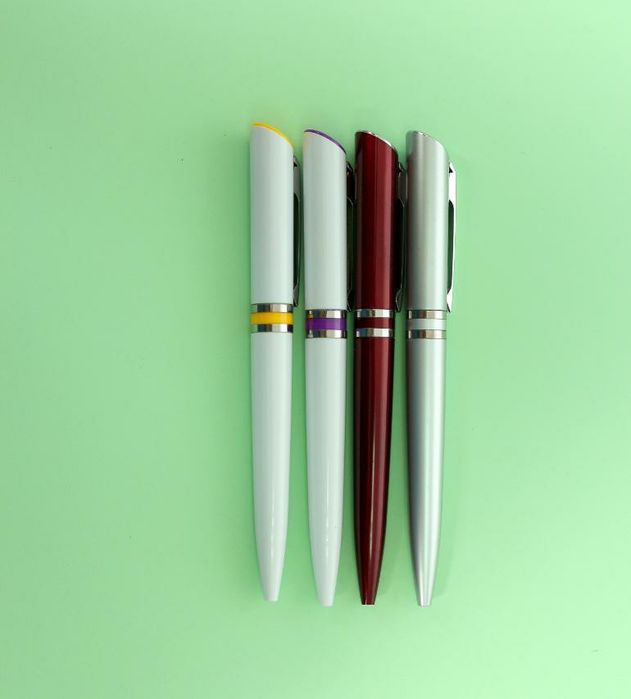 Химикали на едро и дребно 300 модела и цвята. Цена 0.20ст за бройка