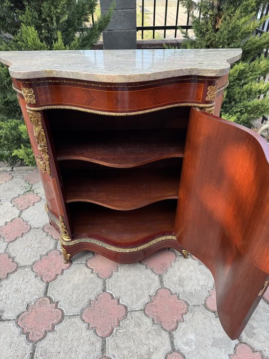 Comoda din lemn masiv cu intarsii, elemente bronz si blat marmura