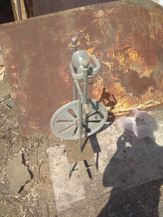 Прялка ножная металлическая