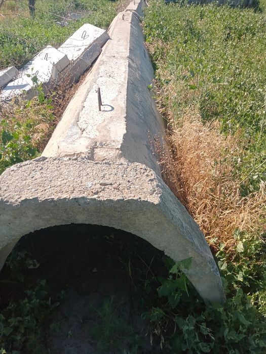 Продам поливной лоток и бетонную плиты