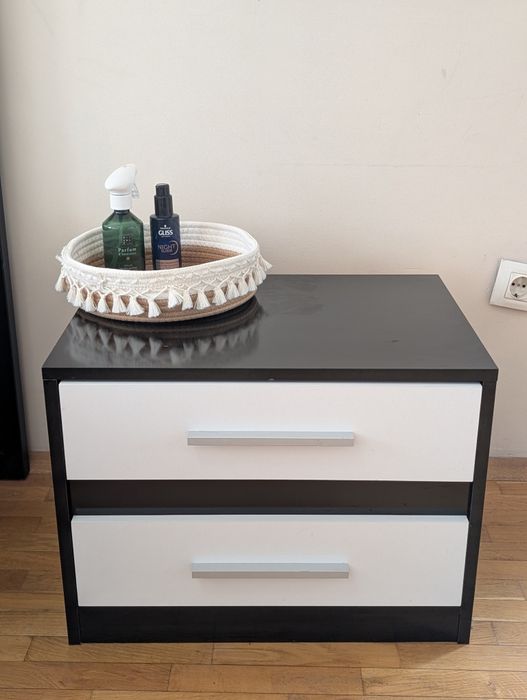 Спалня с две нощни шкафчета, скрин, огледало и гардероб