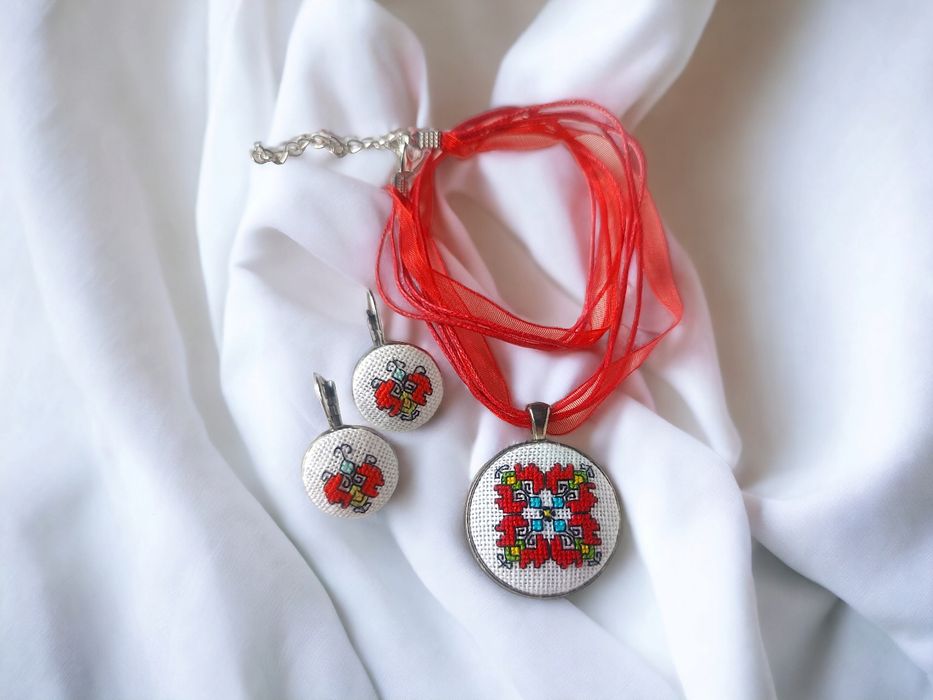 Ръчно бродирани колие , обеци и гривна  с българска шевица "Елбетица"