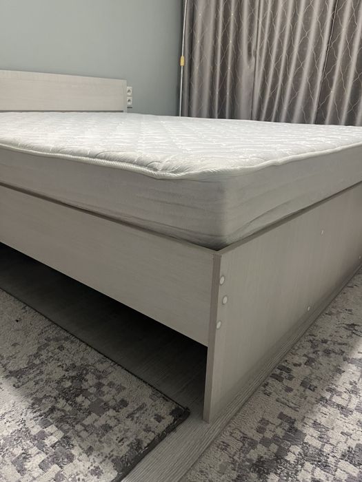 Продам двуспальную кровать с матрасом