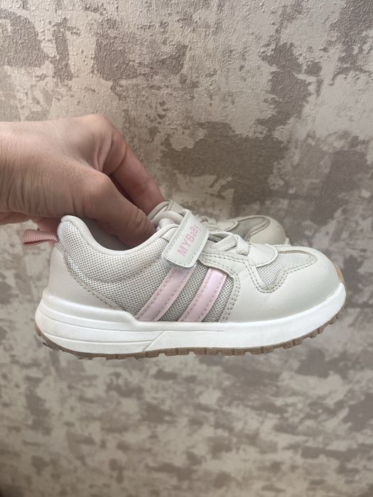 Кроссовки на девочку