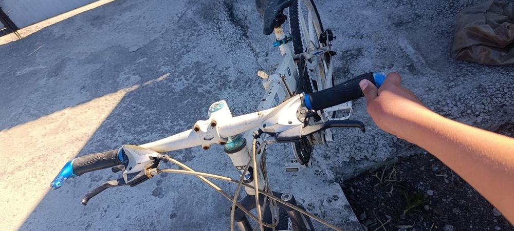 Велики БМВ и товер за два велика