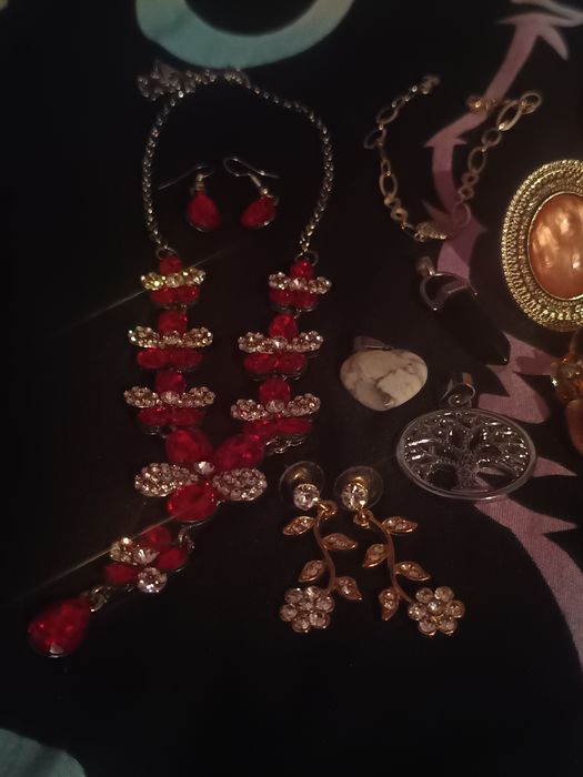 Лот дамски бижута – обеци, гердани, висулки, пръстени