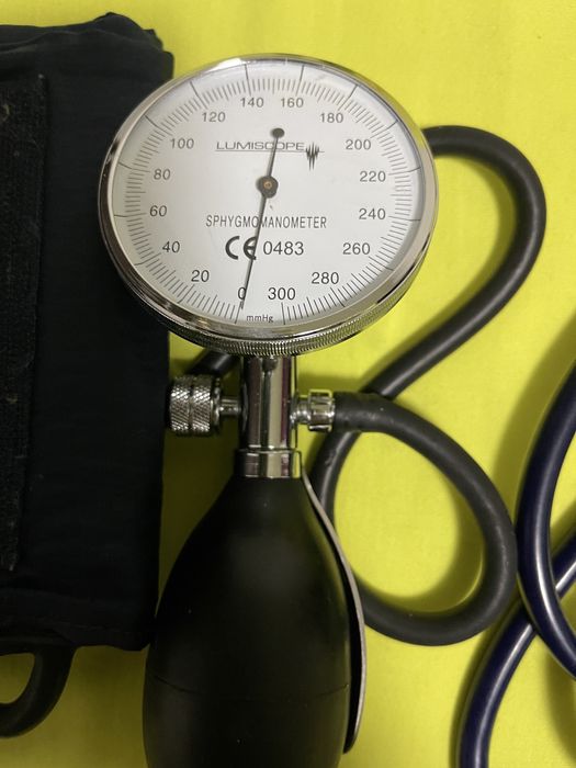 Професионален апарат за кръвно налягане в комплект с статоскоп