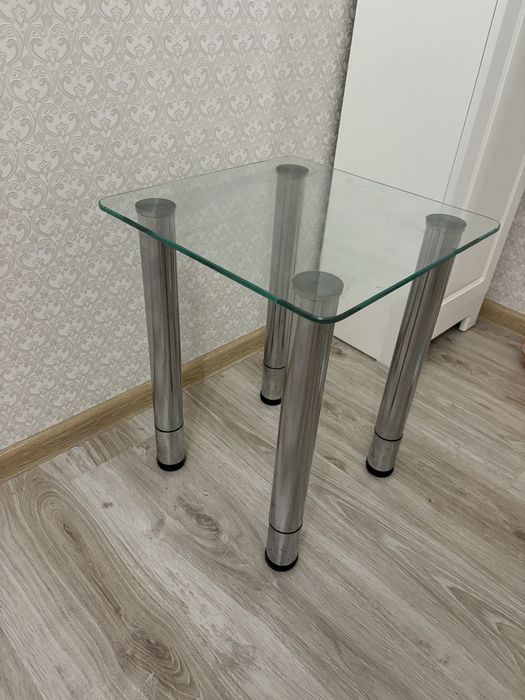 Продам столик стеклянный