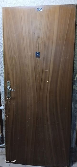 Входна врата с ключове!