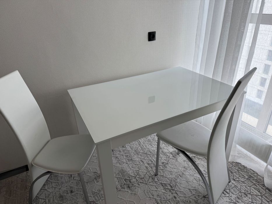 Стол и два стула