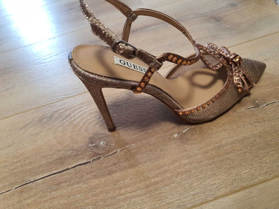 Pantofi guess noi marime 37 se potrivesc si pentru marimea 38