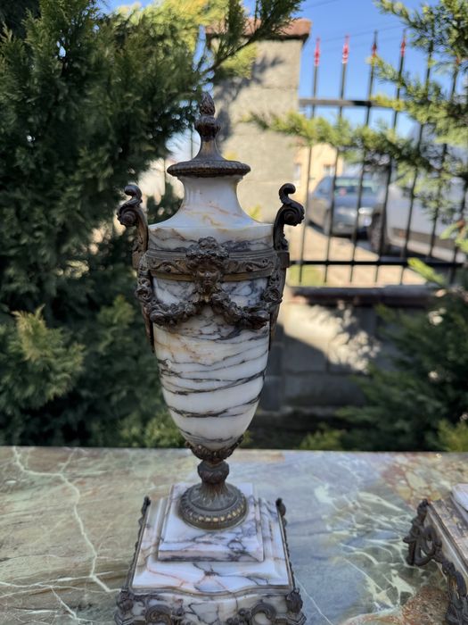 Doua vaze din marmura cu elemente bronz