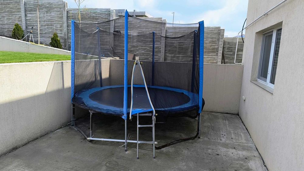 Trambulină copii + plasă de siguranță – stare bună