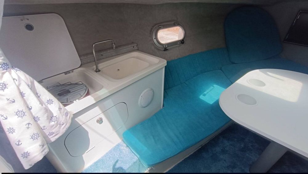 Моторна лодка Beneteau