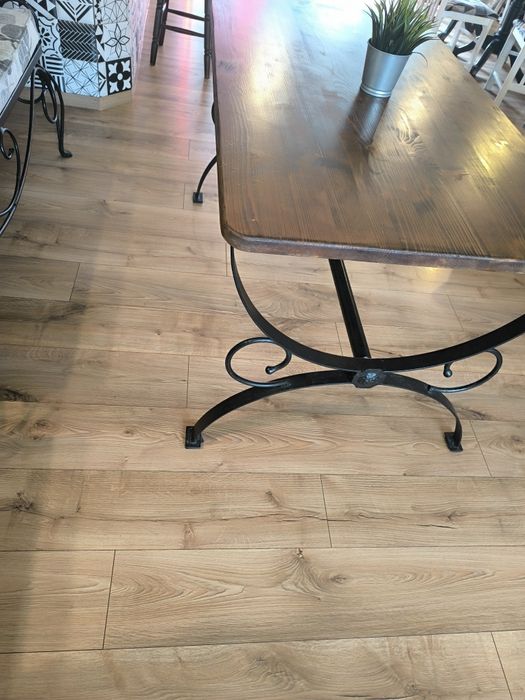 Трапезни имаси с дървен плот и желязна основа