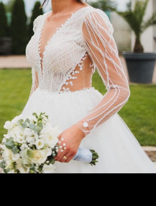 Vând rochie stil prințesa.
Rochia este curăța