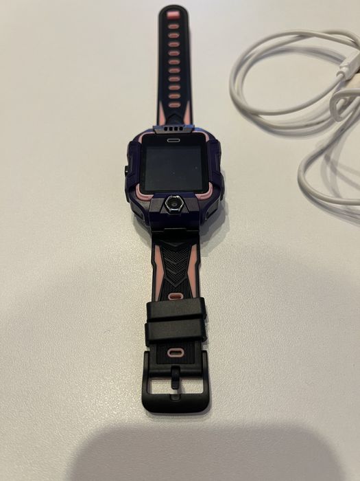 Vând 2 smartwatch-uri pentru copii, foarte puțin utilizate.