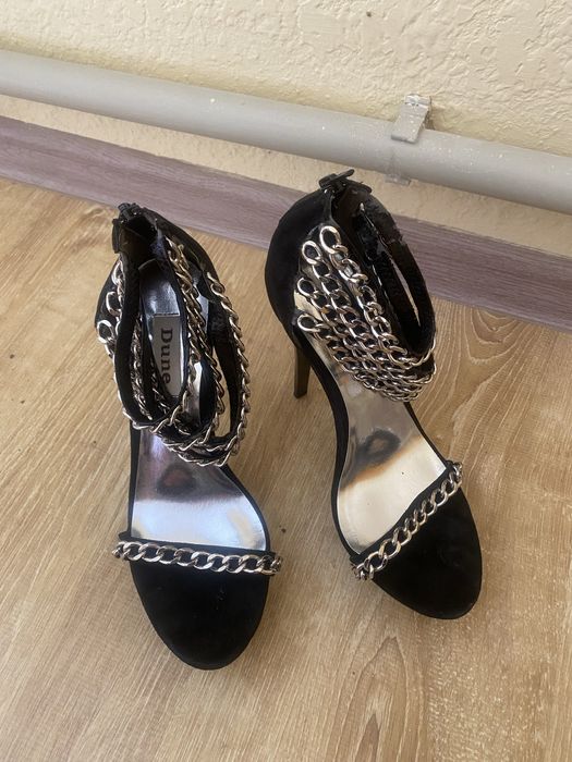 Продам босоножки очень красивые