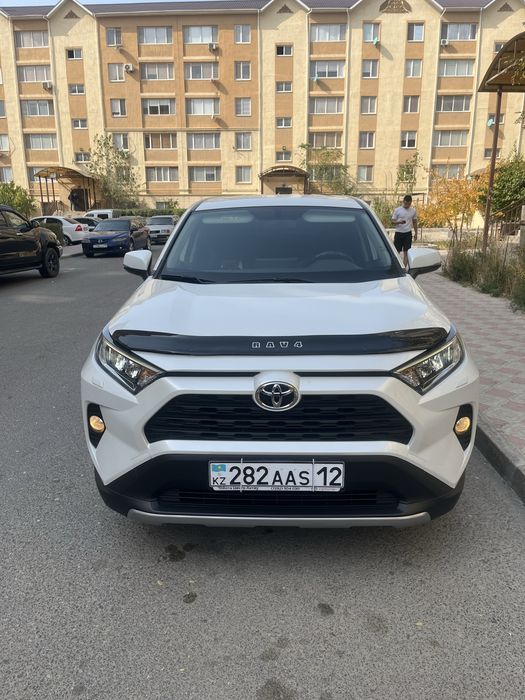 Тойота рав 4 2021' года