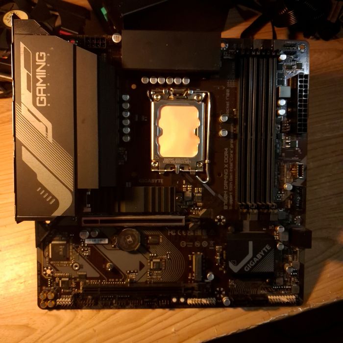 Gigabyte B760M Gaming X DDR4 — почти новая, 100$(торг)