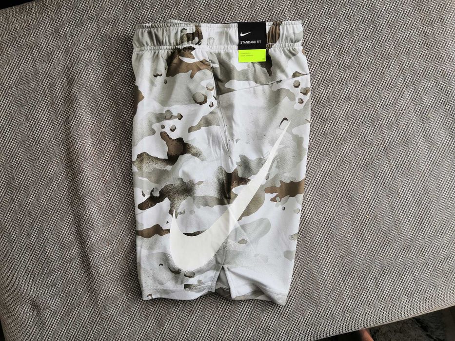 Камуфлажни къси панталони NIKE