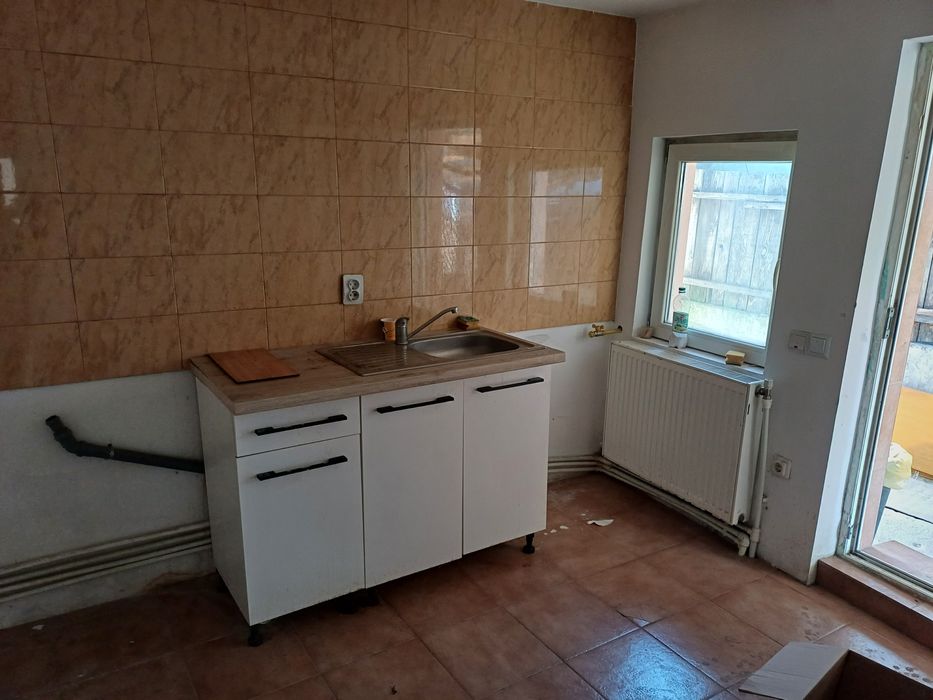 Închiriez casa în Buzău cart.Posta, 4 camere, 2bai .,bucătărie etc