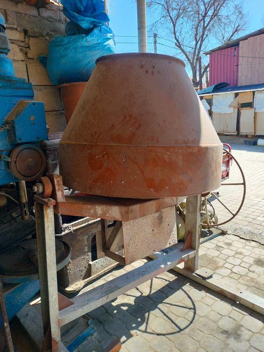 Продам бетоно мешалку новая