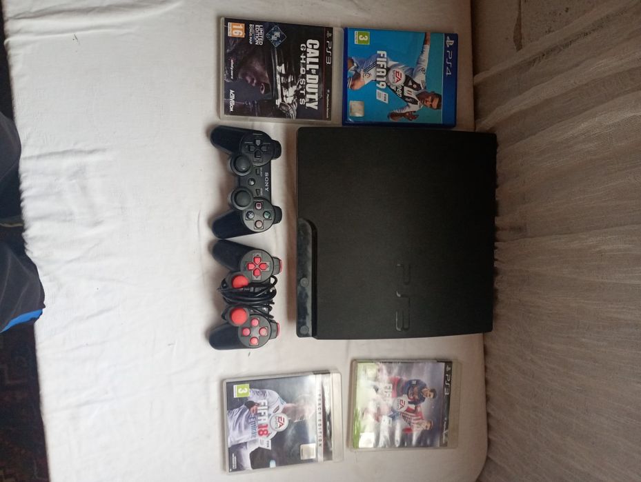 Vând PS3  5 jocuri 2 manete
