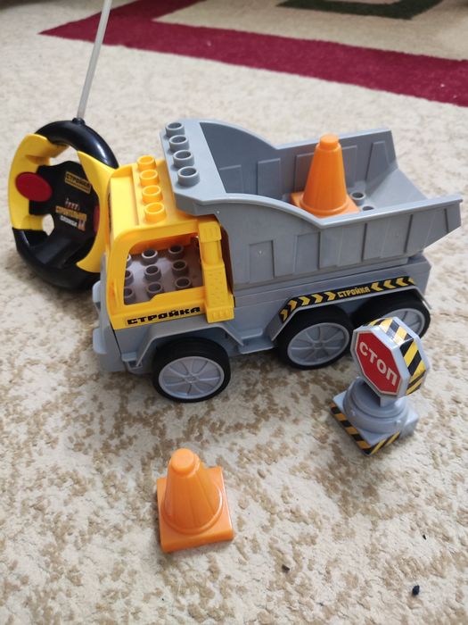 Лего машина на пульте управления.