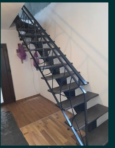 Scări metalice interioare pe vang central cu trepte din lemn masiv