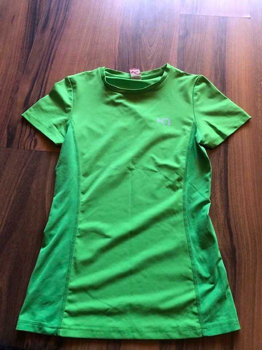 разпродажба на спортни тениски и оформящ безшевен клин