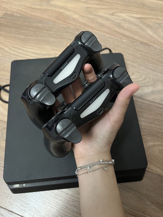 ПРОДАЮ пс 4 с двумя джойстиками