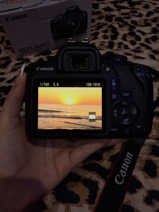 Kit Aparat Foto Canon EOS 2000D