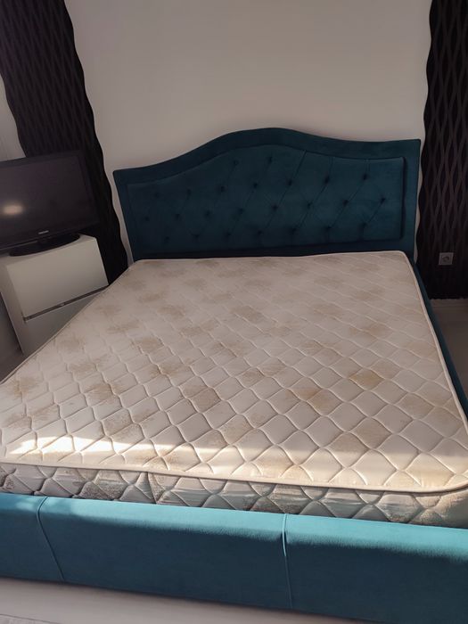 Продаю двухспальнюю кровать с матрасом