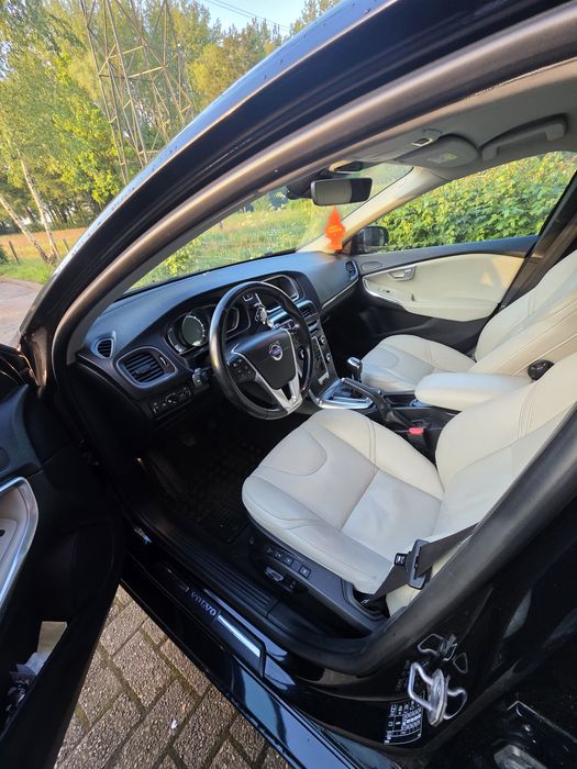 Volvo V40 D4 2015 
 Întreținut impecabil