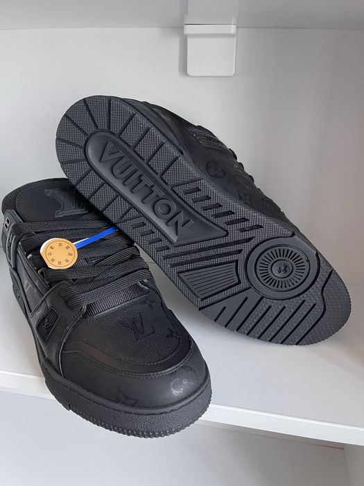 Adidasi LV trainer masura 45 pe stock