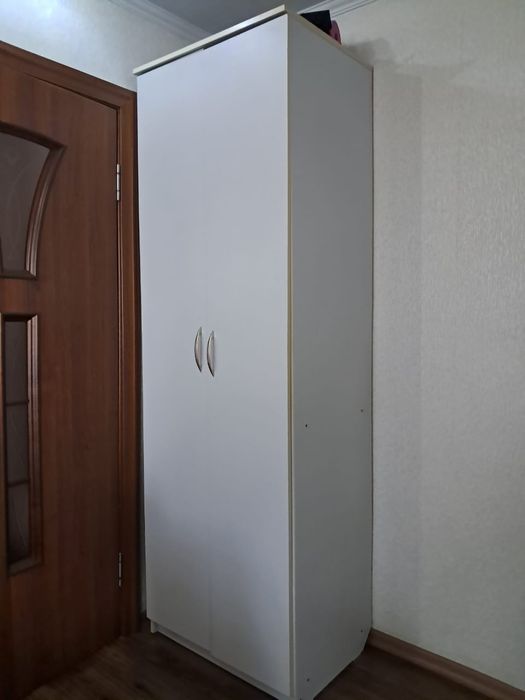 «Шкаф для одежды, вместительный и чистый»