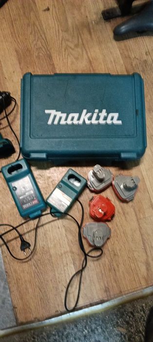 Продавам акумулаторни бормашини макита,куфар,зарядни
