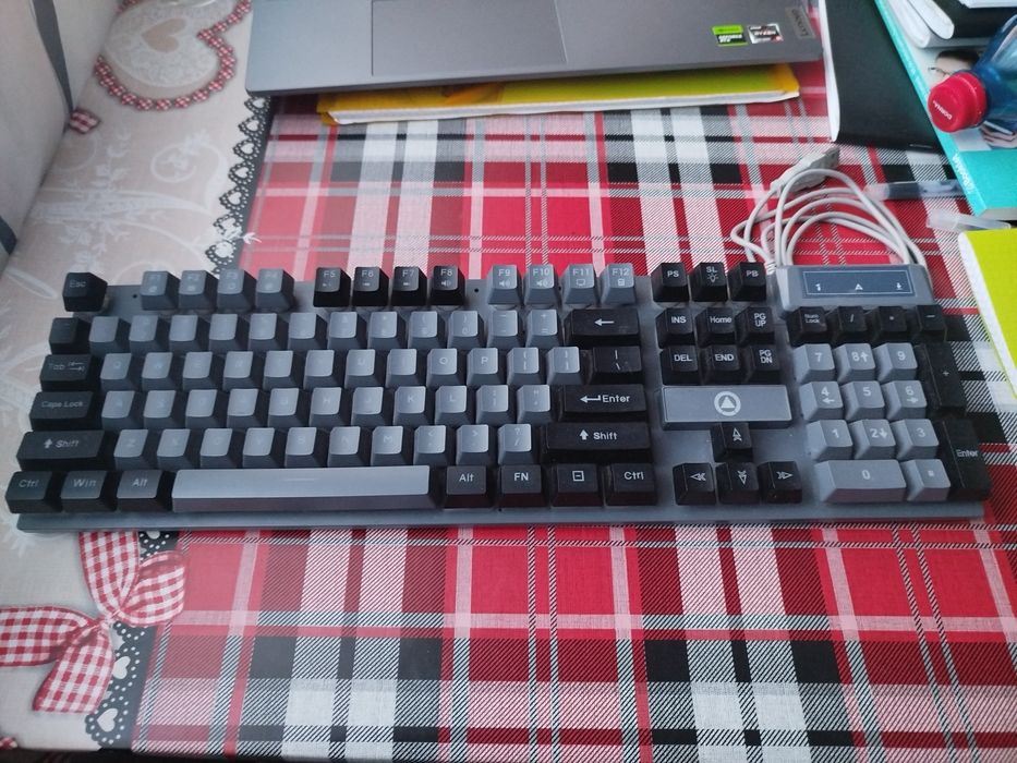 Tastatura Rgb în stare foarte bună