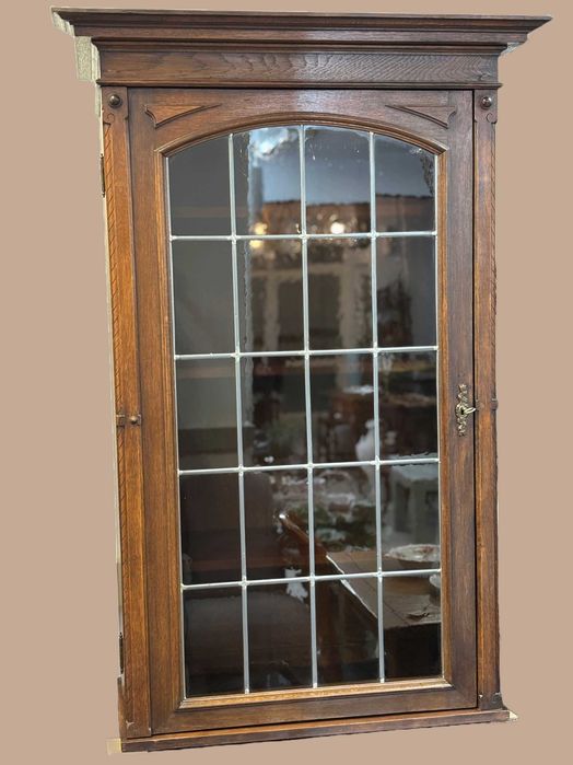 Стенна витрина-шкаф от дъб