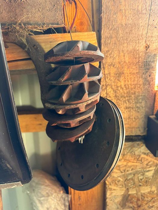 vând semănătoare prășitoare 6 rânduri, remorcă agricolă