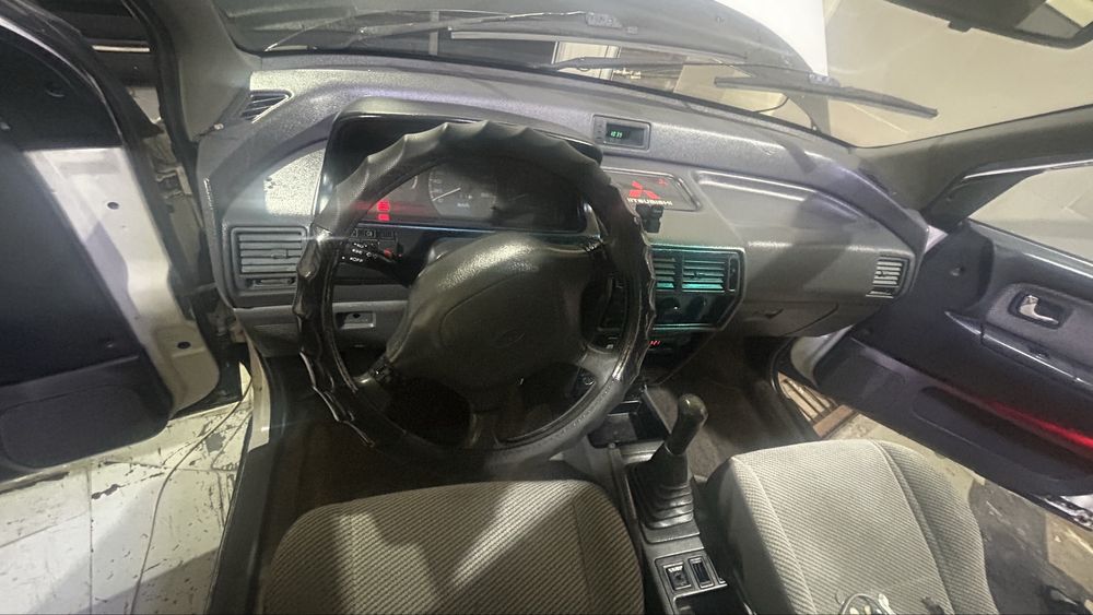 Mitsubishi Space Wagon 1993 год