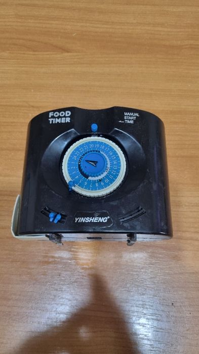 Hranitor pesti acvariu