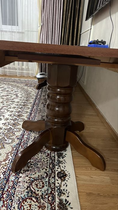 Продам Стол в гостиную